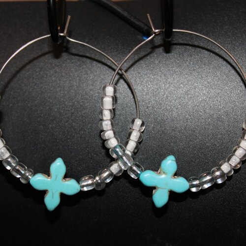 Boucles d'oreilles creoles argentées, perles blanches et transparentes,  croix turquoise