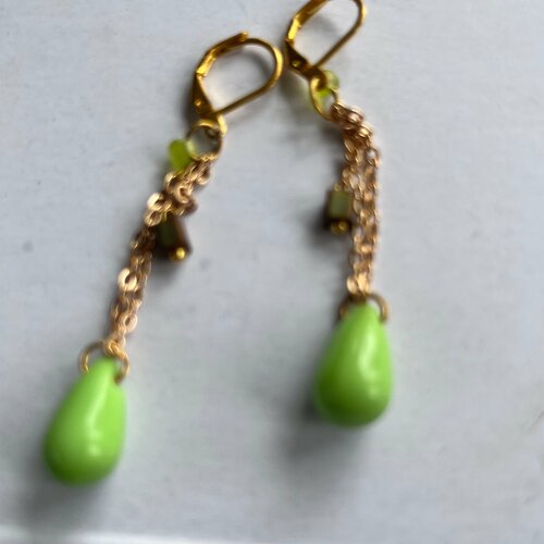 Boucles d'oreille pendante, chaine et perles vertes