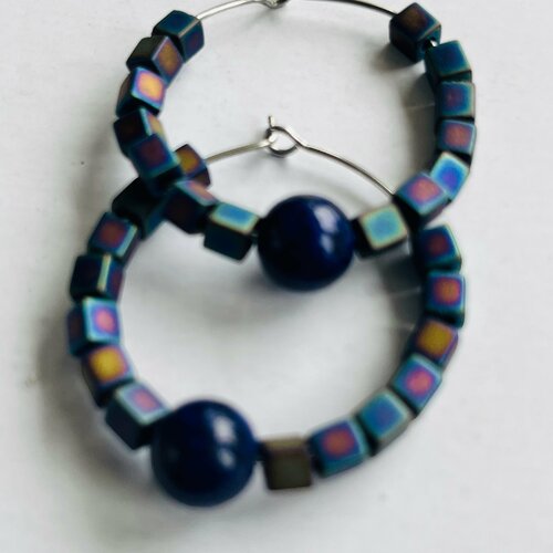Boucles d'oreilles creoles en perles cube bleues dorée et pierre lapis lazuli