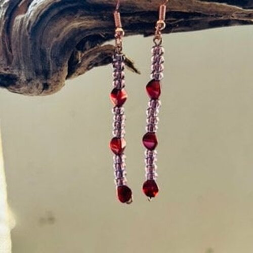 Boucles d'oreilles pendantes, perles rose et bordeaux