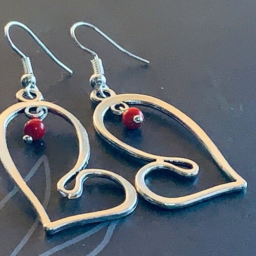 Boucles d'oreilles pendantes, coeur argent  et perles rouge