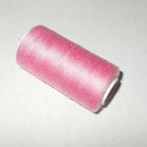 Bobine de fil à couture couleur rose claire n°2 