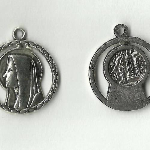 Médaille vierge lourdes couleur argentée 