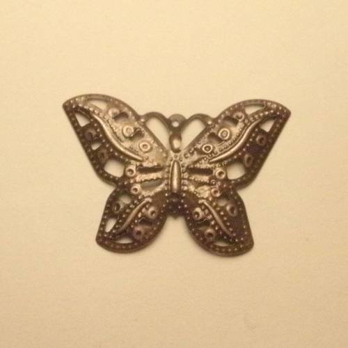Breloque en forme de papillon couleur cuivre 