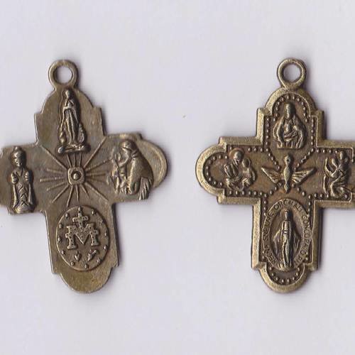Breloque croix avec dessins de couleur bronze 