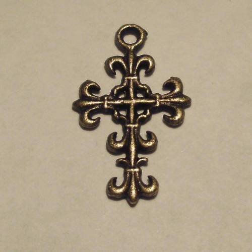 Pendentif en forme de croix couleur bronze 