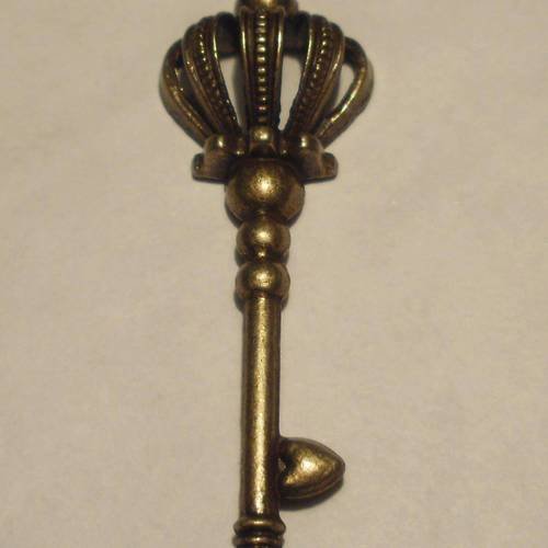 Breloque grande clé couleur bronze 