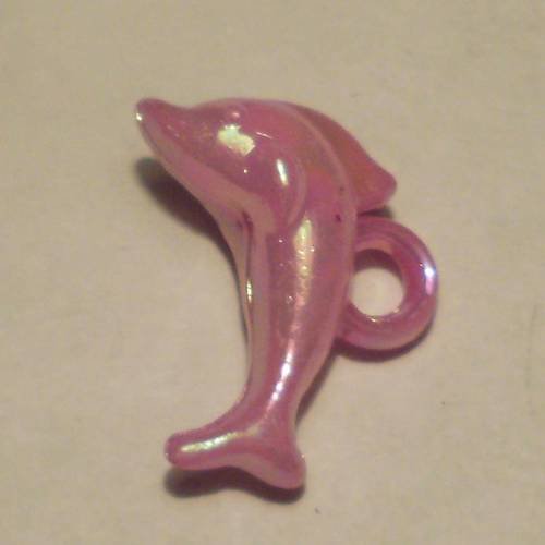 Breloque en forme de dauphin couleur mauve 