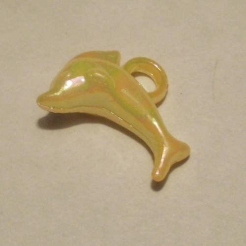 Breloque en forme de dauphin couleur jaune 