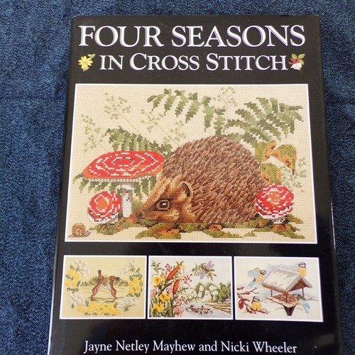 Livre "four seasons in cross stitch" ( 4 saisons au point de croix)