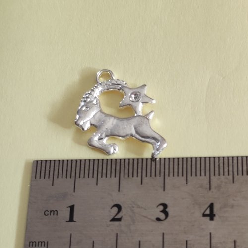 Breloque en métal argenté, bélier avec strass