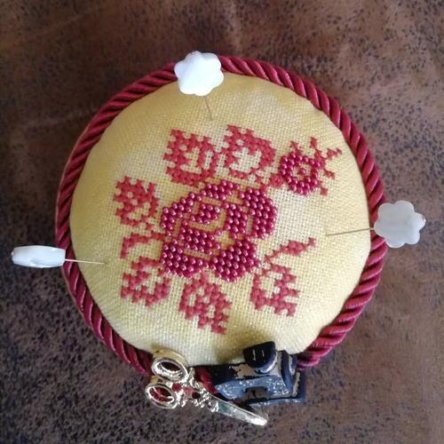 Coussin à épingles "rose" - produit fini - broderie perlée et point de croix fait main