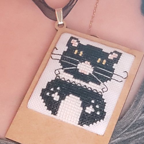 Pendentif félix le chat -  produit fini - broderie faite main au point de croix