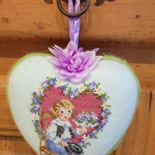 Coeur fleuri- produit fini - broderie faite main au point de croix