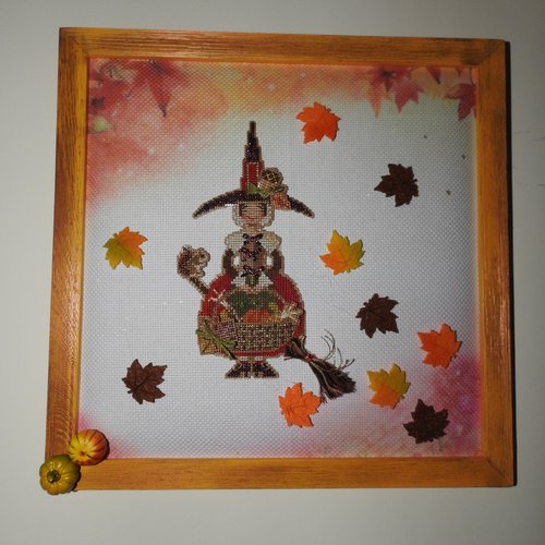 Annie, the autumn witch - produit fini - broderie point de croix et perles faite main