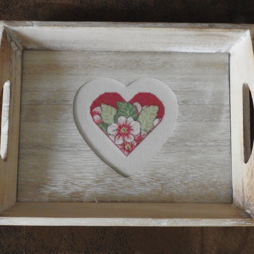 Petit plateau  "coeur de fleurs" -  produit fini - broderie faite main au point de croix