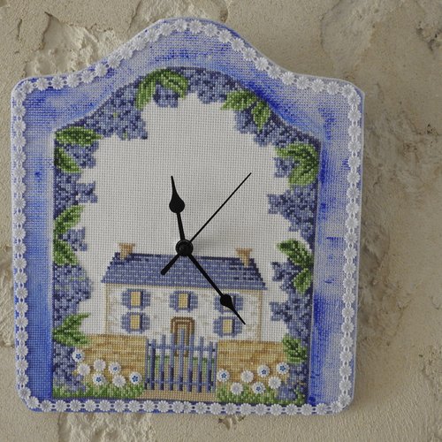 Horloge "blue cottage" - produit fini -  broderie faite main au point de croix