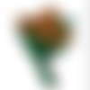 Thermocollant fleur orange, noir et feuille verte - 76x65mm - applique a coudre