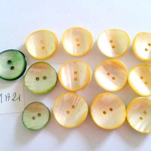 13 boutons nacre vert et jaune - 12 bt de 22mm - 1 bt de 18mm - 21ma