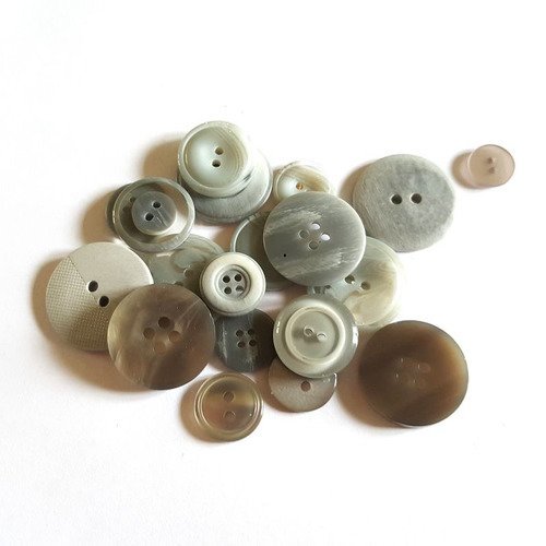 19 boutons résine gris - taille diverse - 58n