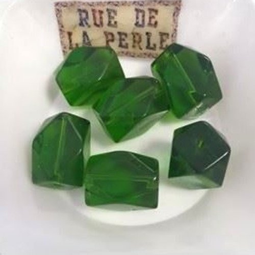 6 perles en verre a facette vert - 14x20mm