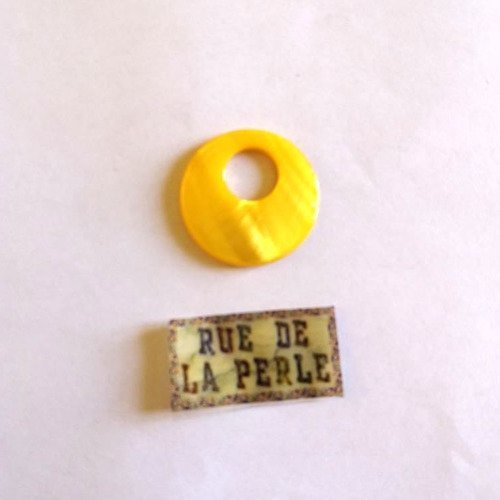 1 pendentif ou pampille en nacre jaune - 30mm - rond non percé - s