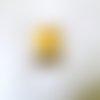 1 pendentif ou pampille en nacre jaune (fleur) - 29mm - s