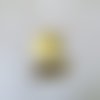 1 pendentif ou pampille en nacre jaune clair (fleur) - 29mm - s