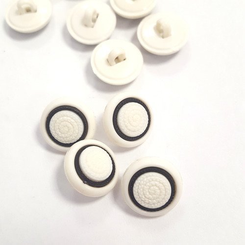 4 boutons résine blanc cassé et noir - 15mm- 240t