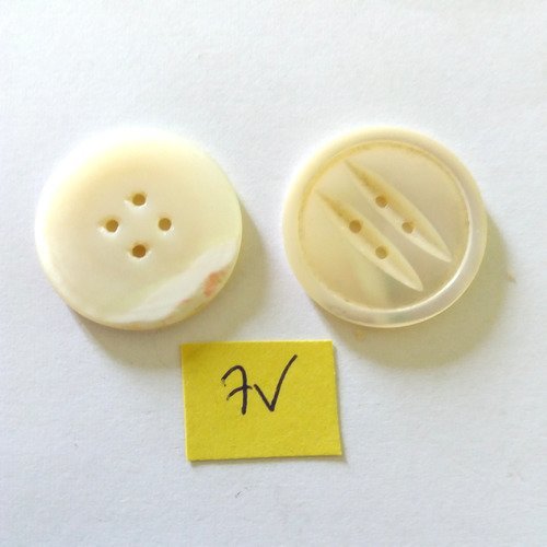 2 boutons en nacre ivoire - 27mm - 7v