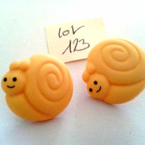 2 boutons en résine jaune ( escargot ) - 20mm - lot 123