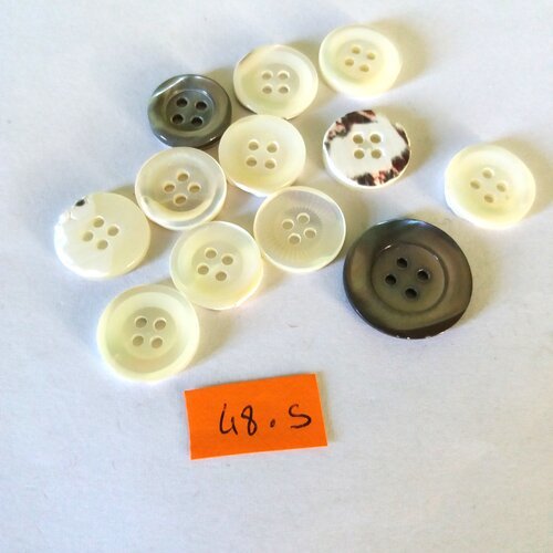 12 boutons en nacre ivoire et gris - taille diverse - 48s
