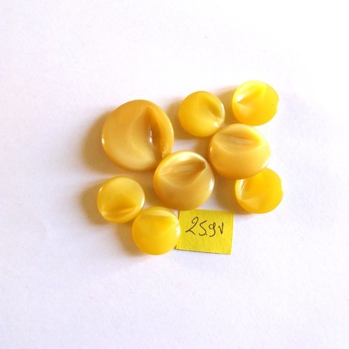 8 boutons en résine beige/jaune - taille diverse - 259v