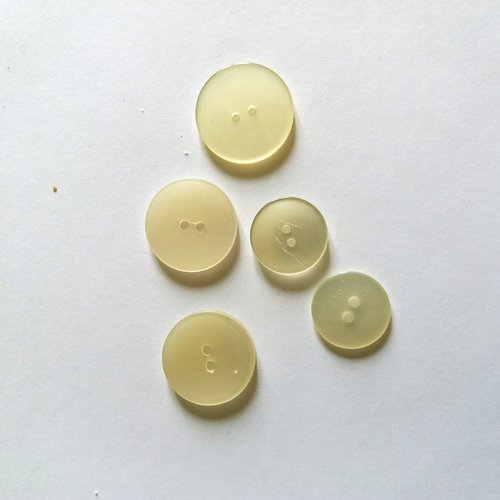 5 boutons en résine ivoire (crème) - ancien - taille diverse - 210mp