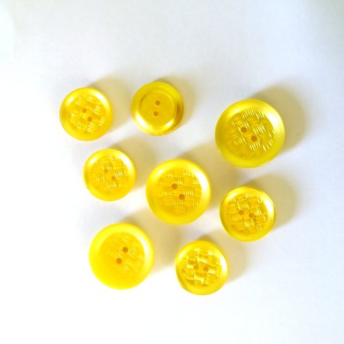 8 boutons en résine jaune - 3 de 27mm et 5 de 22mm - 73n