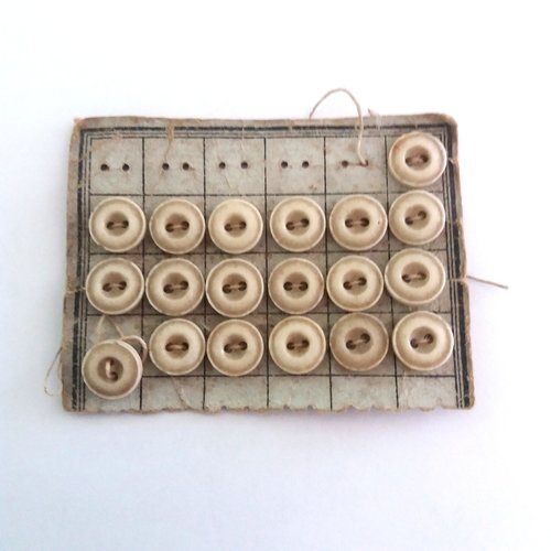 19 boutons en pate de verre beige sur une planche - ancien - 9mm - 377mp