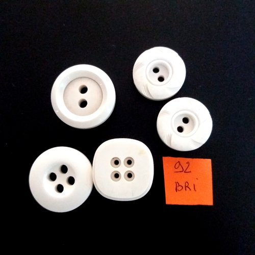 5 boutons en résine blanc - ancien  - taille diverse - bri92