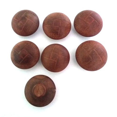 7 boutons en bois marron - ancien - 26mm - 509mp