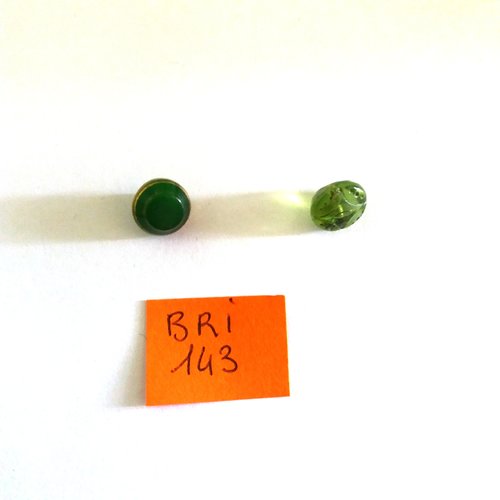 2 boutons en verre couleur vert - ancien - 8mm et 9mm - bri143