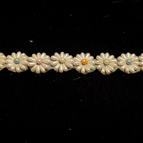 0.65m de broderie sur tulle, fleurs en perles nacrées - 18mm - 597ab