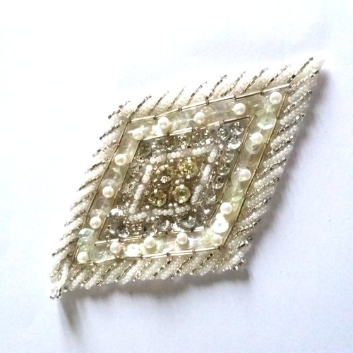 1 broderie de perles en verre en forme de losange - blanc et argenté - 13x7cm - 829mp