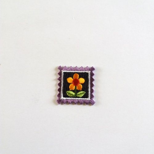 Thermocollant - forme de timbre mauve et fleur orange - 30x30mm - écusson à coudre - e24