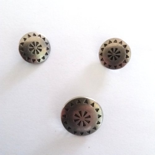 3 boutons en métal argenté - ancien - 18mm et 23mm - 955mp