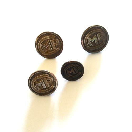 4 boutons en métal argenté - ancien - 22mm et 18mm - 986mp