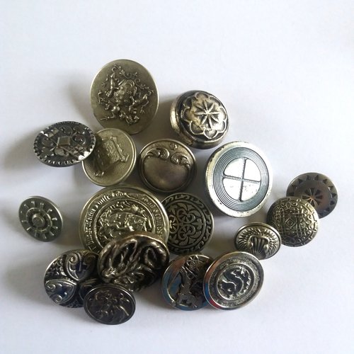 17 boutons en métal argenté - ancien - entre 16 et 32mm - 1031mp