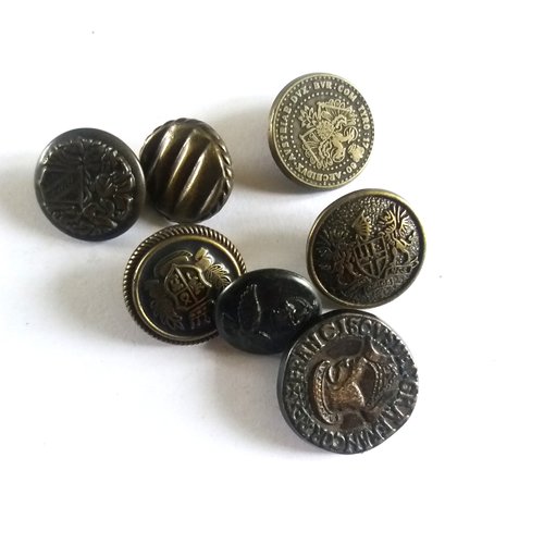 7 boutons en métal bronze / doré et noir - ancien - 1032mp