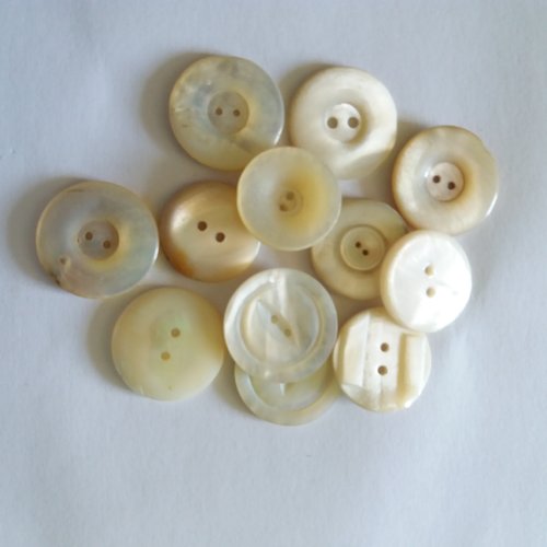 12 boutons en nacre ivoire - ancien - entre 22 et 25mm - 1136mp