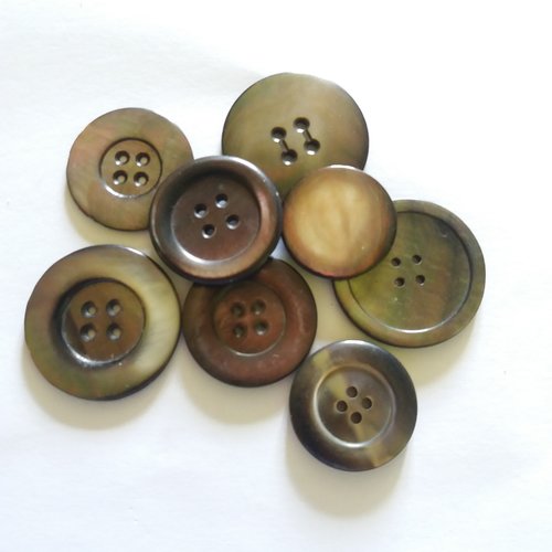 8 boutons en nacre marron - ancien - entre 27 et 36mm - 1141mp