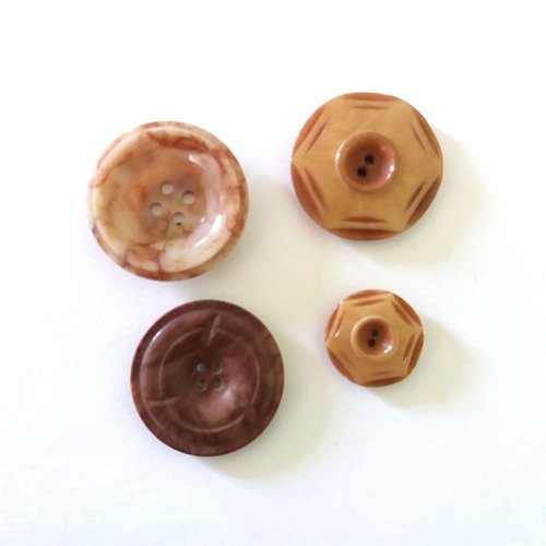 4 boutons en résine marron clair - entre 17mm et 28mm - ancien - 1193mp