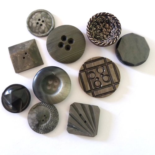 10 boutons en résine gris et marron - entre 26mm et 37mm - ancien - 1196mp